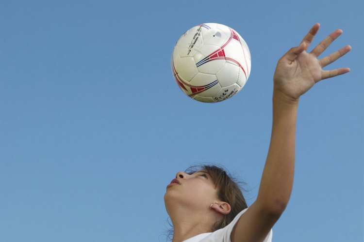 El talento en el fútbol femenino ha crecido hasta el punto de que muchas jugadoras expertos se quedan al margen de la liga premier WPS.