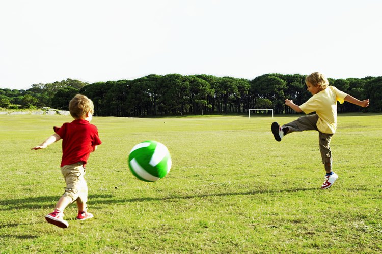 Las actividades divertidas pueden ayudar a un niño de 2 años a mejorar su equilibrio y coordinación.