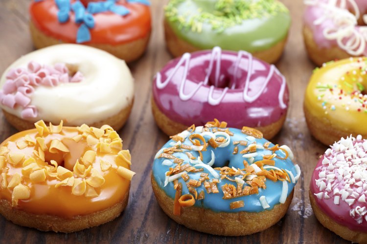 El almidón de maíz se convierte en jarabe de maíz de alta fructosa y se utiliza en alimentos como rosquillas.