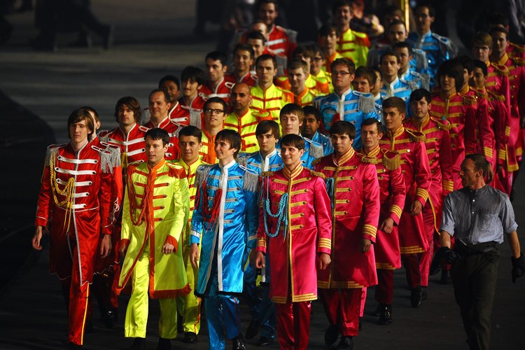 Actores vestidos al estilo Sgt. Pepper para la apertura de los juegos olímpicos de Londres 2012.