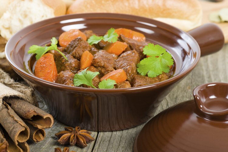Agrega ingredientes de los principales grupos de comida para hacer un alimento balanceado.