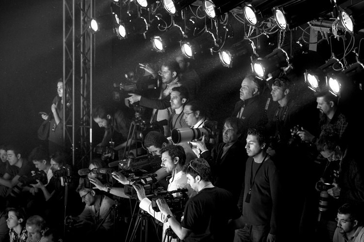 Los fotógrafos están listos para capturar las imágenes de pasarela durante la Semana de la Moda en Estambul.
