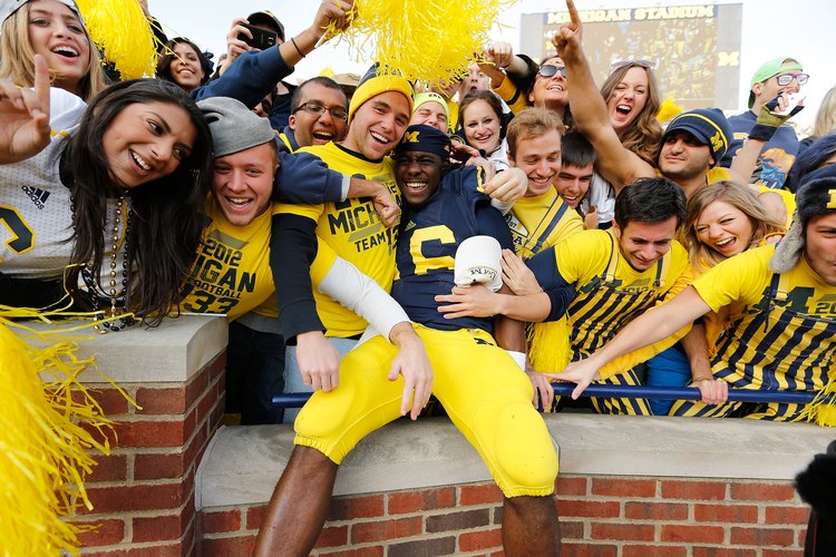 El fútbol americano colegial se encuentra entre los deportes estadounidenses más importantes con multitudes entusiastas en 2013.