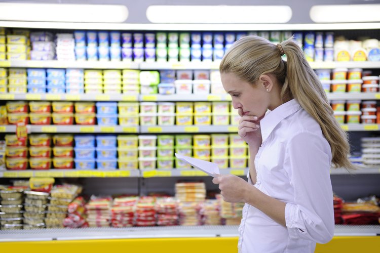 Mujer que mira la lista de compras.