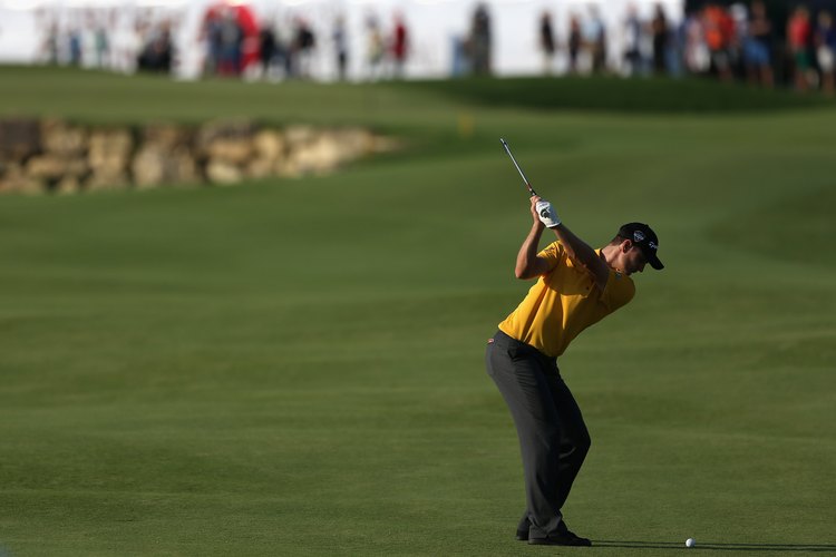 Justin Rose, jugador del PGA Tour, mantiene los brazos adelante del pecho durante el backswing.