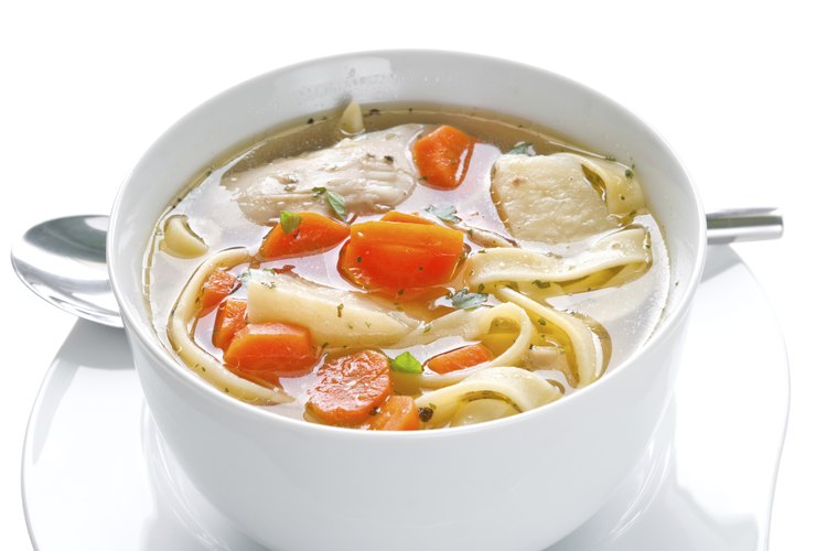 El caldo de pollo es la base de muchas sopas.