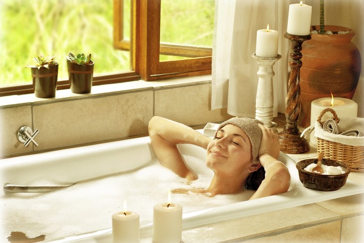 Disfruta de un baño salado para mejorar las hemorroides.