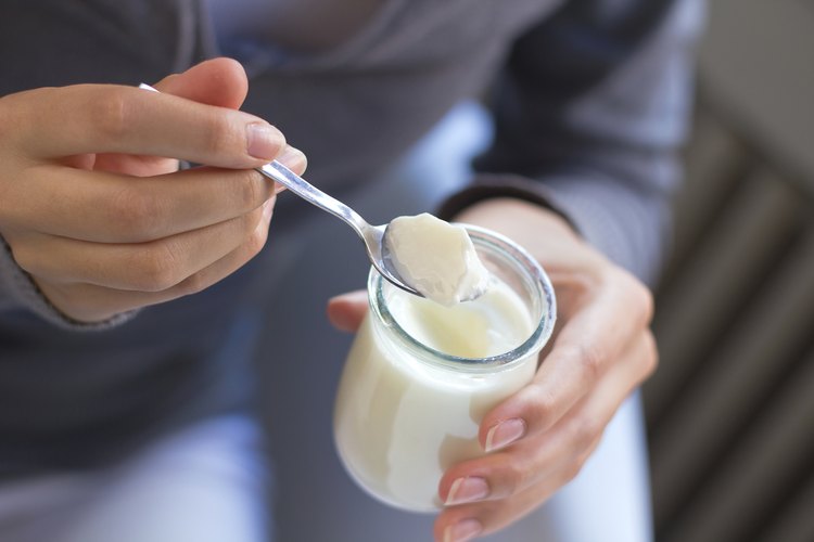 Mujer comiendo yogur.