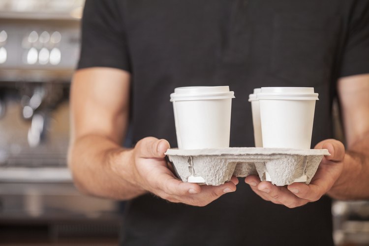 Hombre llevando cafés.
