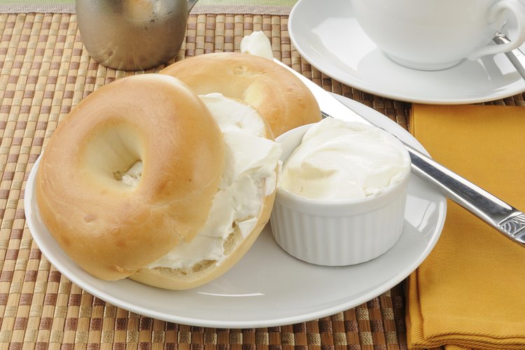 Bagel con queso crema.