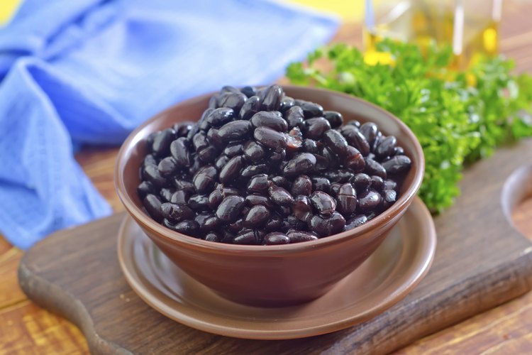 Un plato de fríjoles negros.