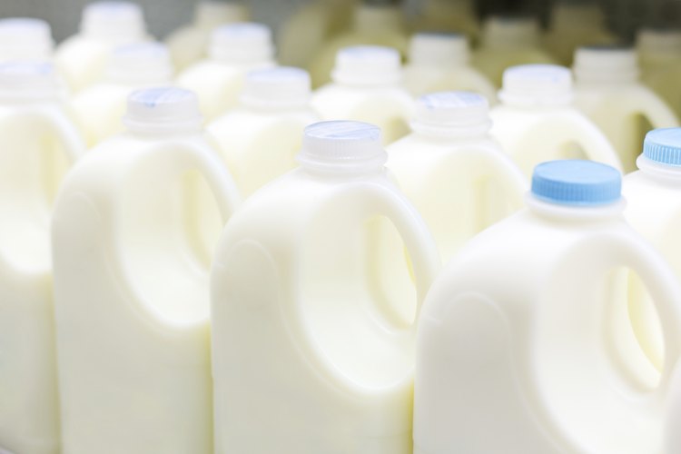Envases que contienen leche.