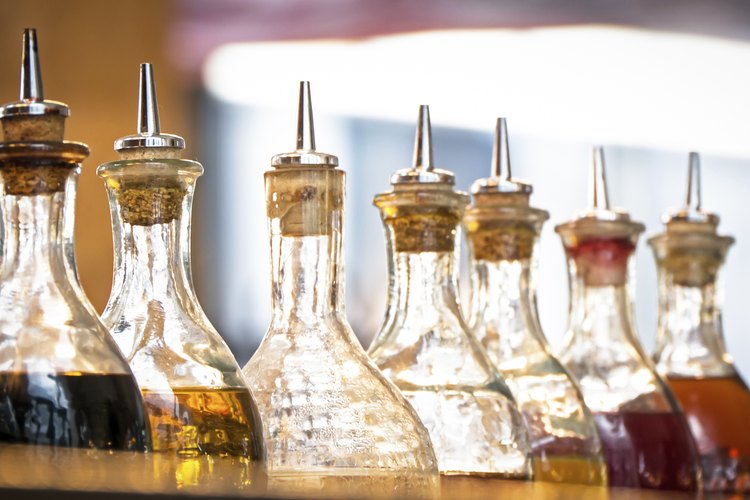 Escoge un vinagre aromático para tu aderezo.