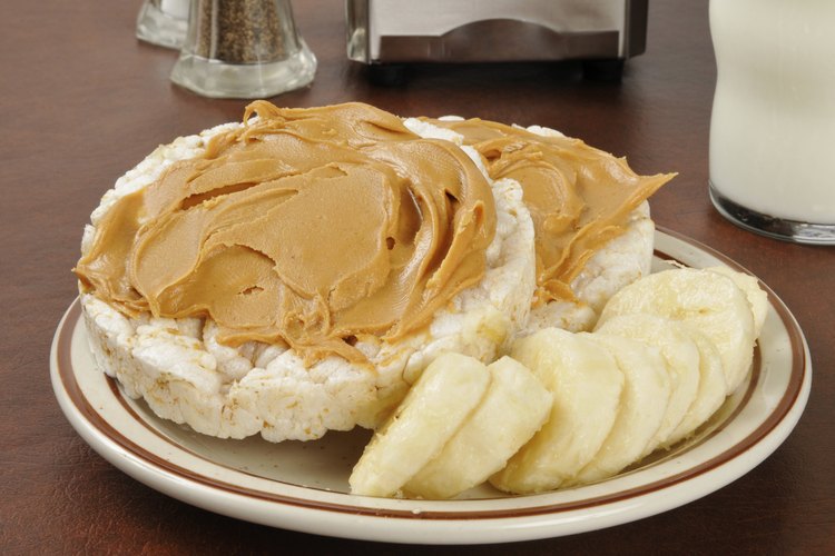 Mantequilla de maní sobre galletas de arroz.