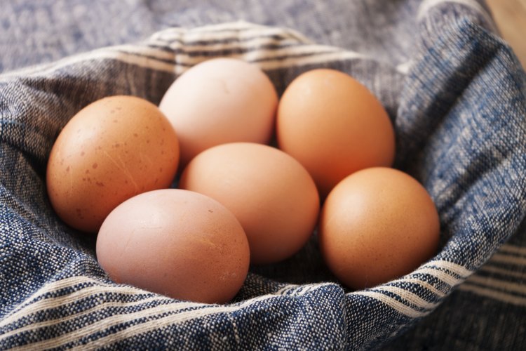 Huevos frescos en un paño azul.