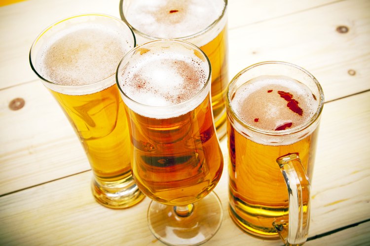 Pintas de cerveza en una mesa de madera