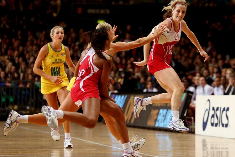 El baloncesto requiere velocidad y agilidad.