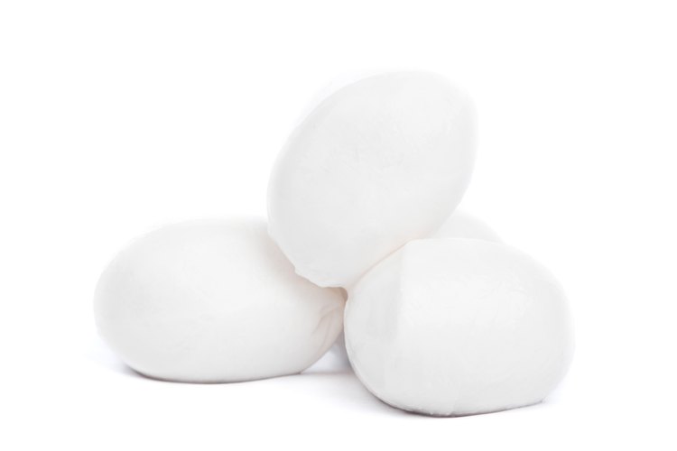 El queso mozzarella es una buena fuente para los palitos de queso.