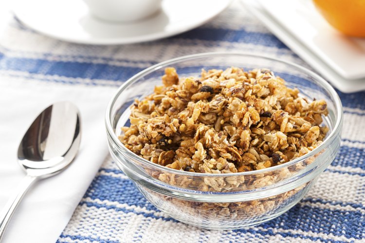 Tazón de granola casera endulzada.