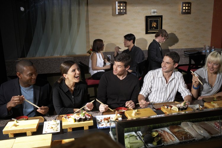 Aprender algunos trucos para salir a cenar puede mantener tu dieta en el buen camino.
