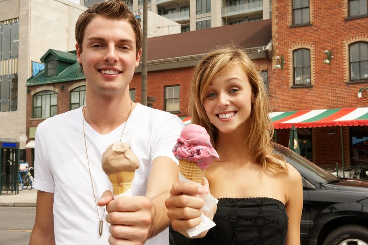 Evita el helado que se ha derretido y se ha vuelto a congelar posteriormente, ya que puede causar intoxicación.