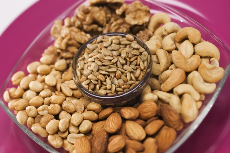 Las proteínas y fibras en las nueces son beneficiosas durante la pérdida de peso.