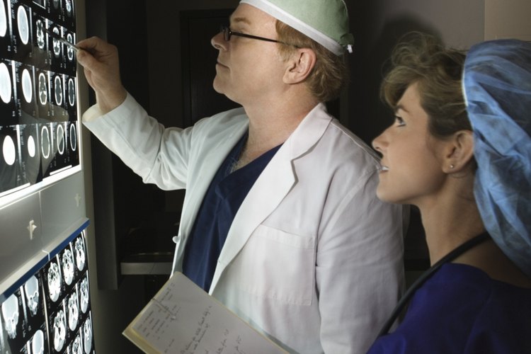 Las resonancias también pueden detectar cambios en los tejidos blandos relacionados con la artritis en la rodilla que no aparecen en las radiografías.