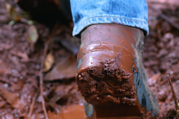 Manten un par de botas de trabajo especificas o botas para lodo para estar afuera en días de lluvia.