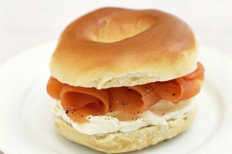 Rellena un panecillo con salmón ahumado como una fuente de proteínas y ácidos grasos omega 3.