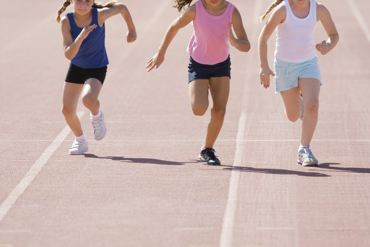 Los niños y niñas corren las carreras de 100, 200 y 400 metros.