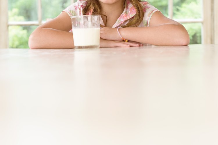 La proteína de suero se deriva de la leche y es segura para los niños.