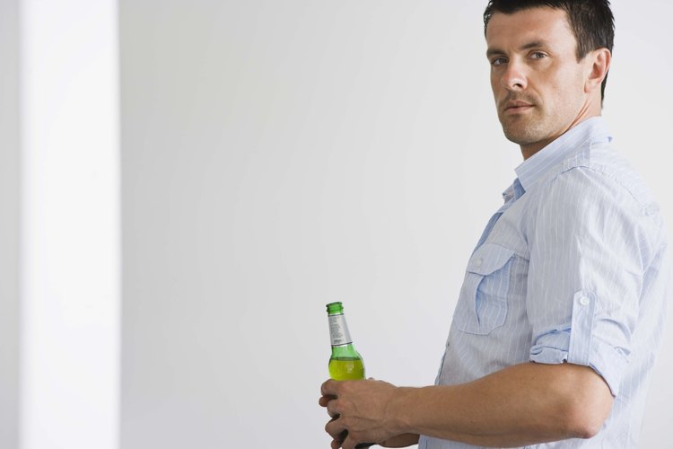Beber cerveza y otras bebidas alcohólicas puede aumentar tus niveles de triglicéridos.