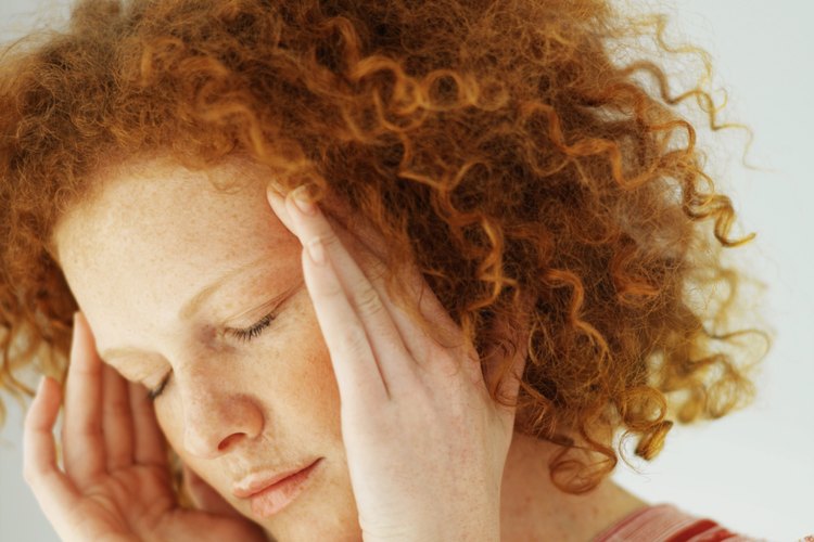 Muchas mujeres sufren de dolores de cabeza debido a fluctuaciones del estrógeno en torno al momento de su menstruación.