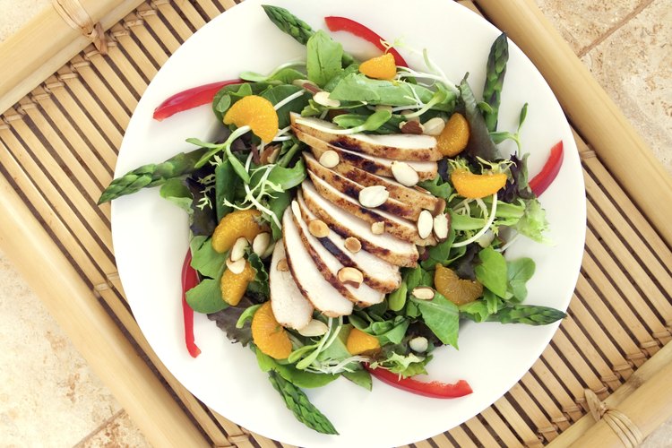 Comer proteína como parte de una dieta saludable.