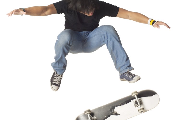 La patineta gira en el aire durante un