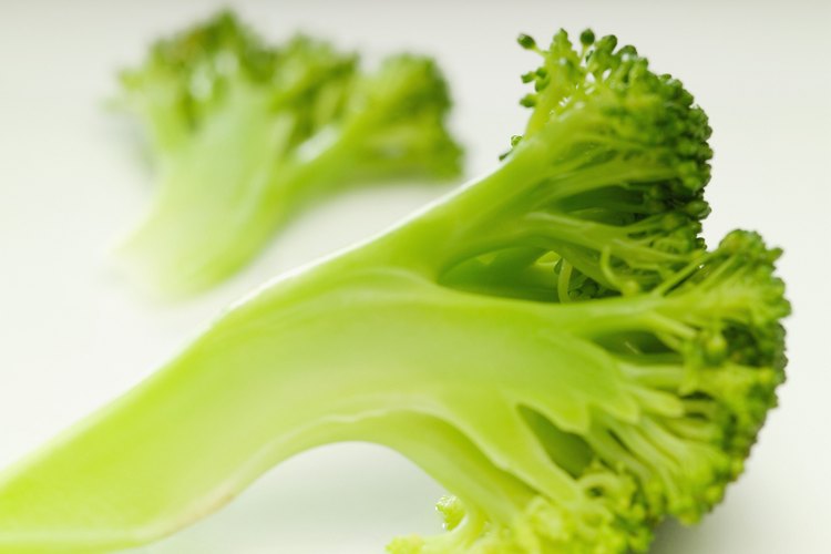 El brócoli es un alimento con un denso contenido de nutrientes que tiene muchos beneficios para la salud, incluyendo la prevención del estreñimiento.