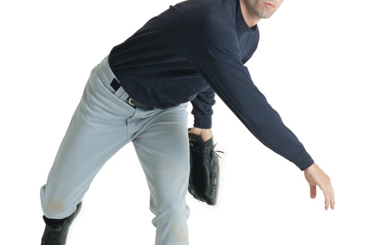 Siempre calienta tu cuerpo con ejercicios dinámicos antes de iniciar un juego de béisbol.