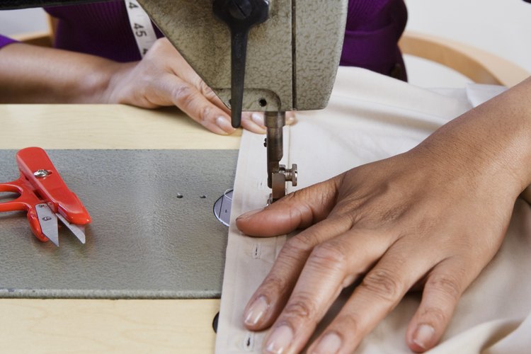 Los proyectos sencillos de costura para jóvenes utilizan una puntada recta.