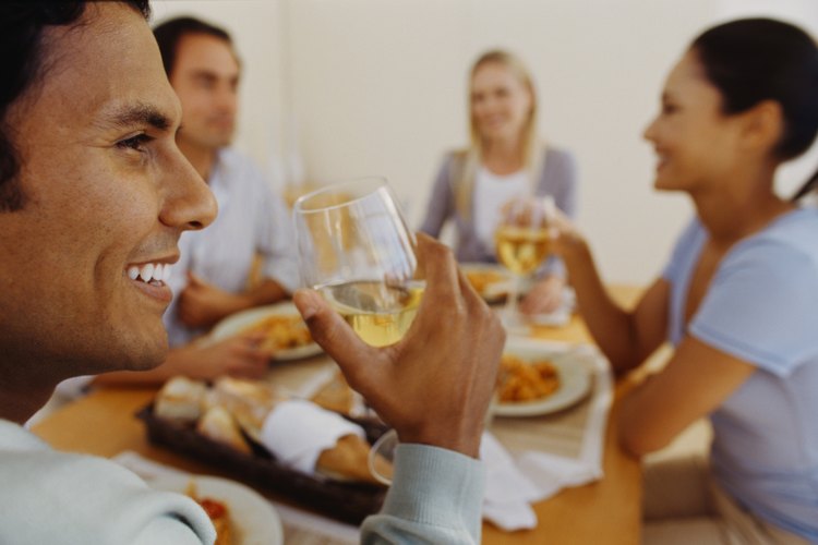 El consumo de bebidas alcoholicas es un factor de convivencia e integración social.
