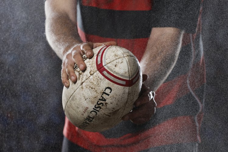Las hernias deportivas ocurren más a menudo en el rugby, hockey y fútbol.