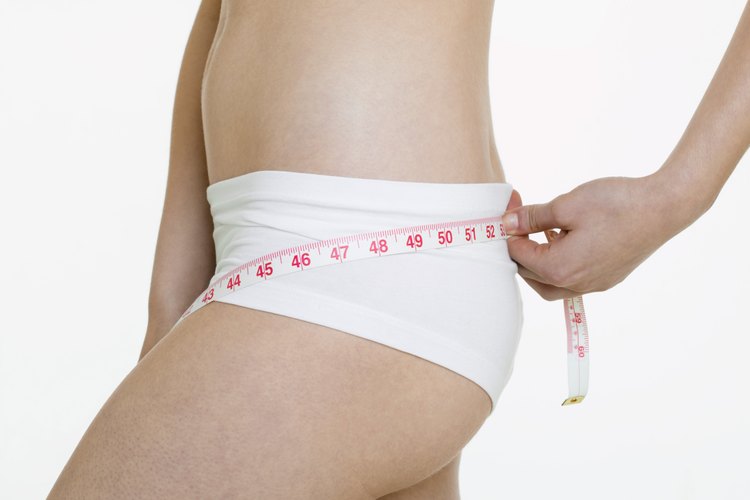 Tonifica tus caderas con la elevación lateral de piernas.