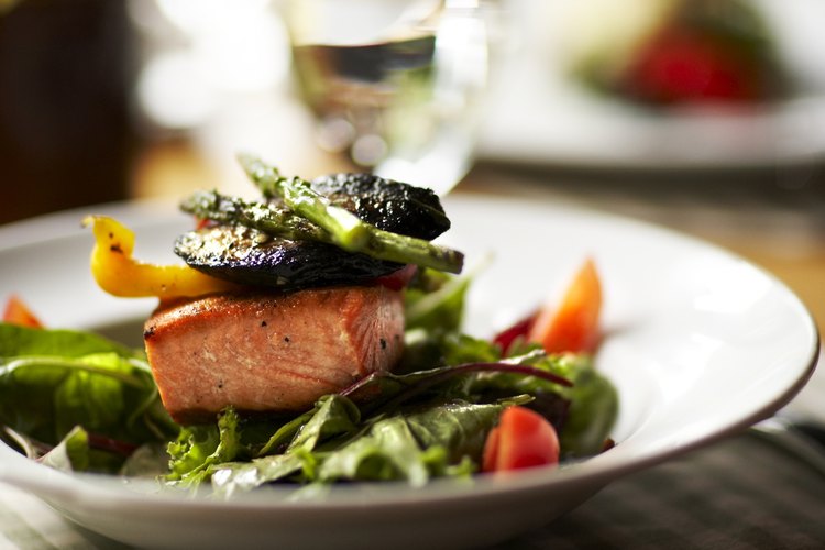 Combina el pescado con vegetales o cereales integrales cocidos.