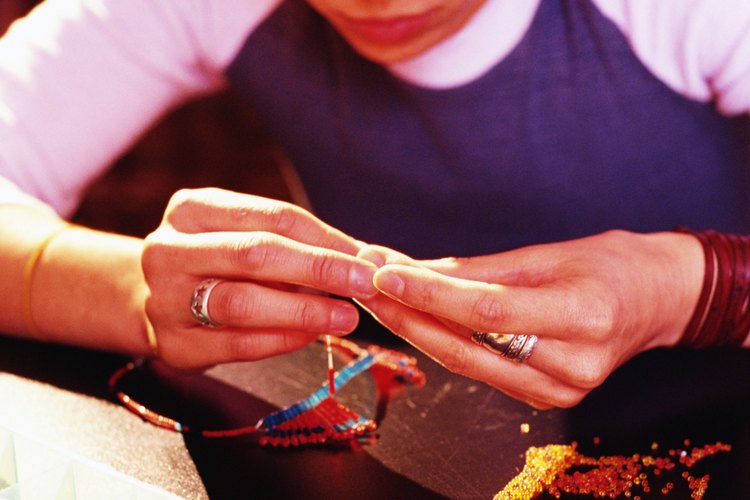 Le puedes ayudar a aprender a hacer joyas con alambre de plata, cuentas de collar, anillas de fijación y broches para joyas.