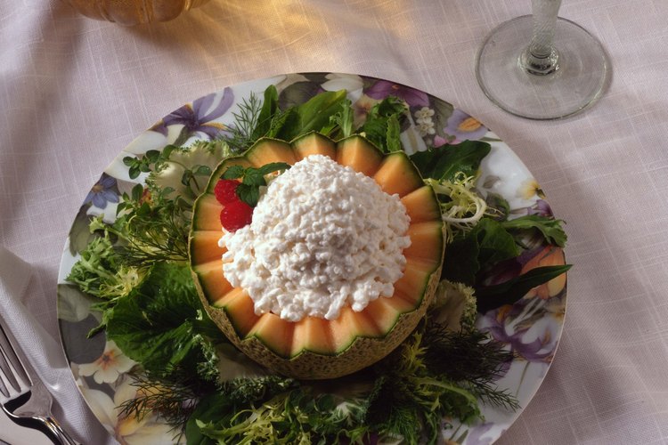 El queso fresco es un alimento bajo en calorías y alto en proteínas.