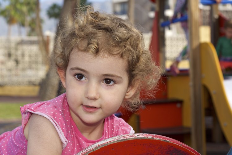 Infante con cabello rizado.