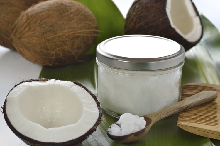 Cocos y tarro de aceite de coco.