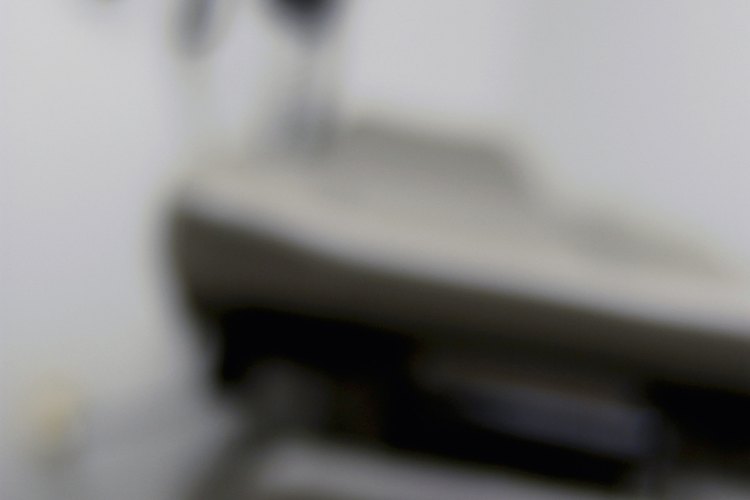 Los médicos utilizan pequeños martillos de hule para golpear los tendones y evaluar los reflejos tendinosos profundos.