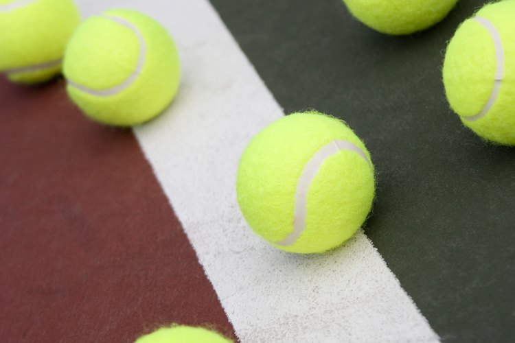 La pelota de tenis esta hecha de un núcleo de caucho hueco.