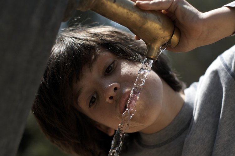 Haz que tu hijo beba bastantes fluidos para evitar los calambres.