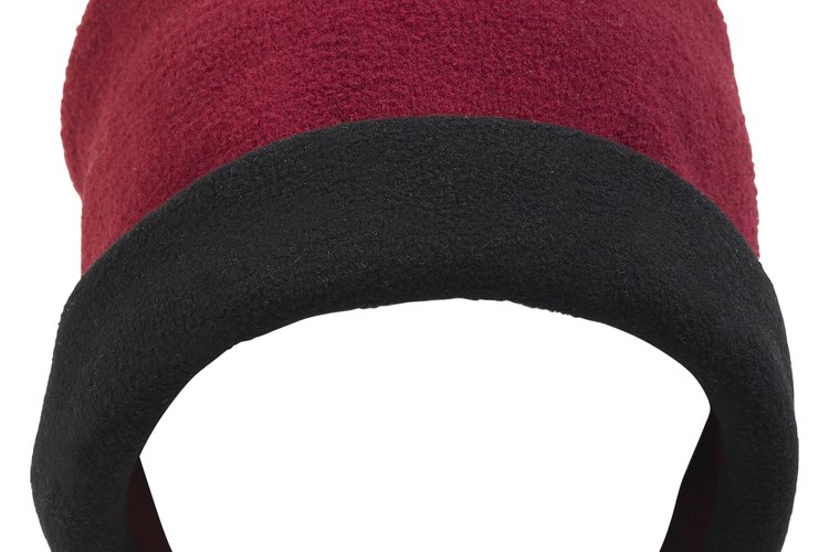 El gorro de tela polar es funcional y al mismo tiempo tiene estilo.